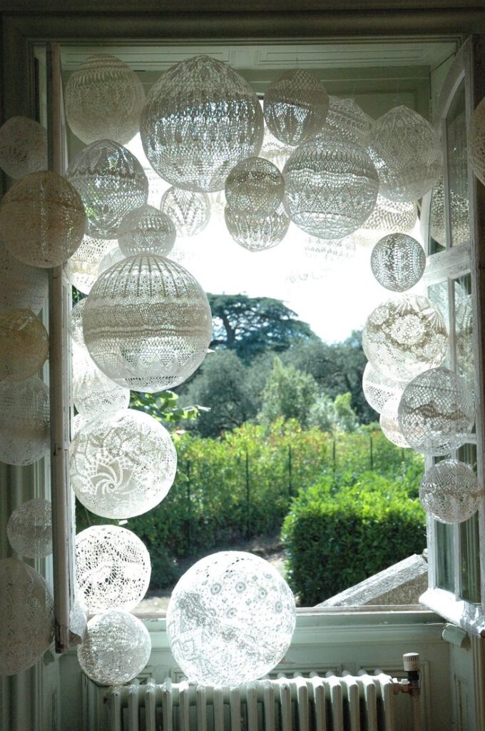 Déco suspendue : 5 alternatives chics ( et écolos) aux ballons de baudruche ! ballons en dentelle